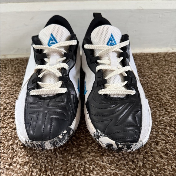 Nike Zoom Freak 5 GS Oreo White Black Blue DZ4486-100 Kids Size 7Y / Women 8.5 - Picture 2 of 7